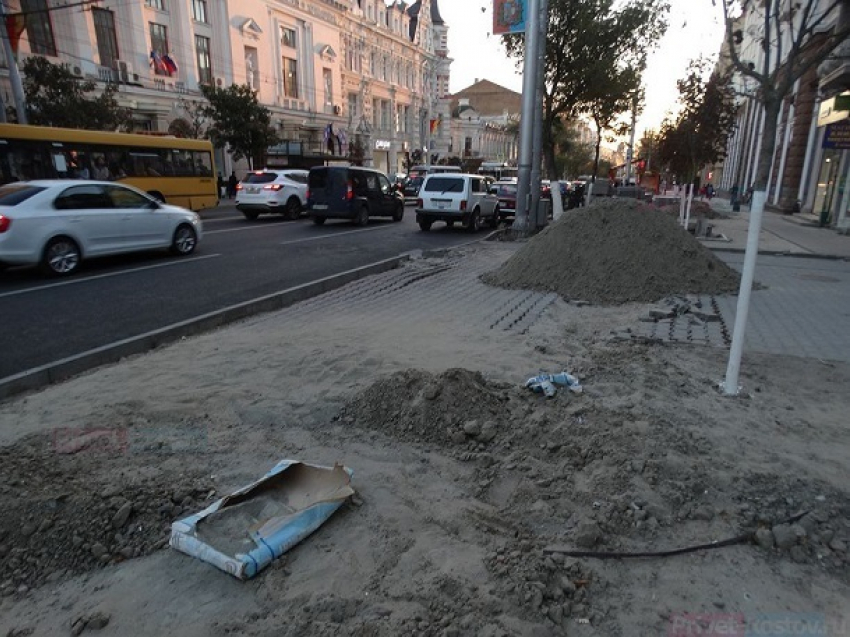 «Вместо газонов - парковка, тротуары в строительном мусоре», - ставропольчанка о дороге к школе в центре города 