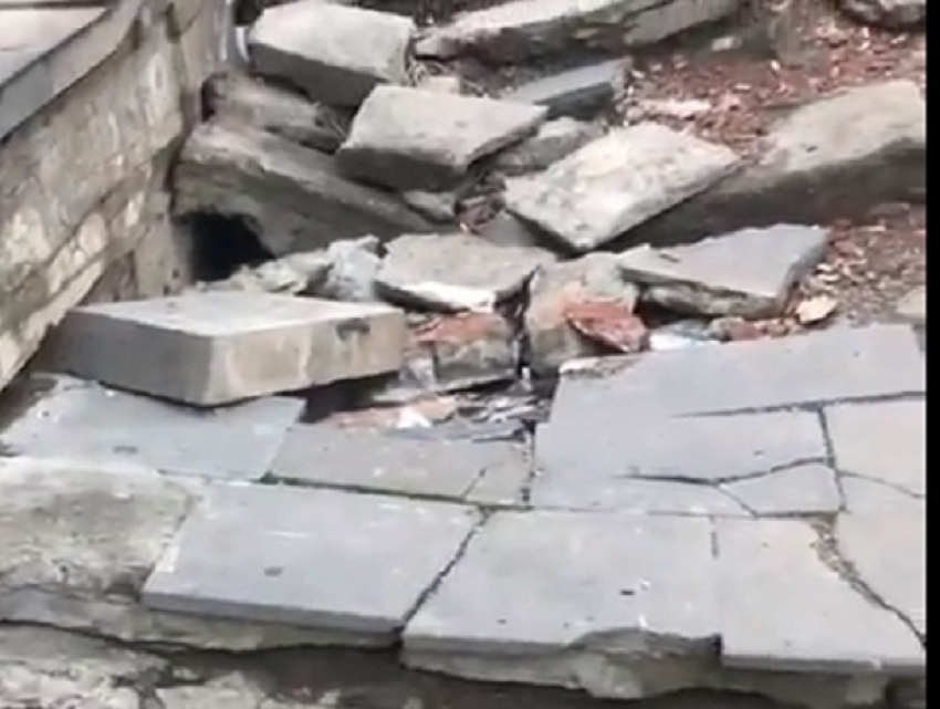 Разбитая и заваленная мусором лестница попала на видео в Кисловодске