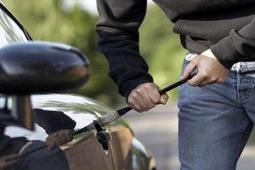 Два автомобиля угнали на улицах Пятигорска