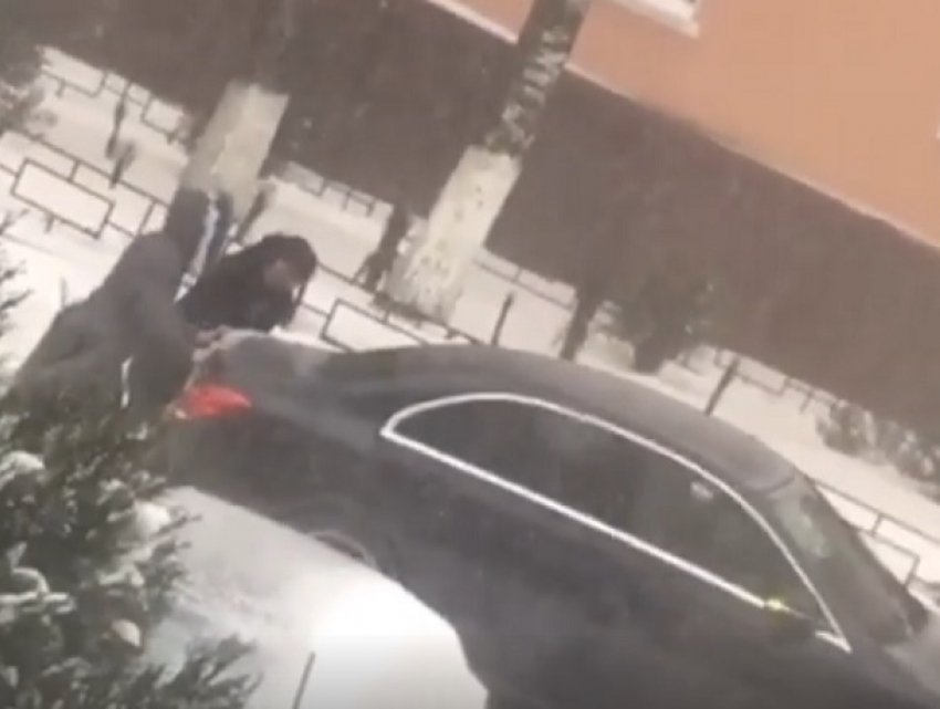 "Сильные и независимые": застрявшие на «Мерседесе» девушки пытались завести авто и попали на видео в Ставрополе