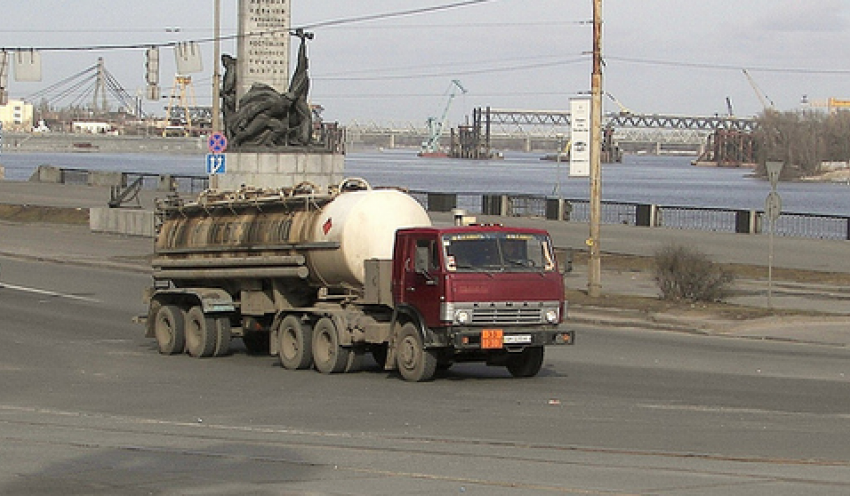 На трассе Астрахань-Ставрополь после ДТП загорелась цистерна с нефтью