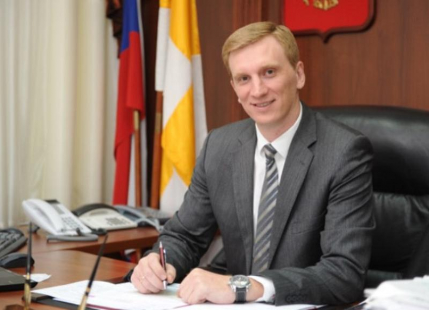 Глава Ессентуков Александр Некристов заработал за 2021 год в 7 раз меньше своей жены
