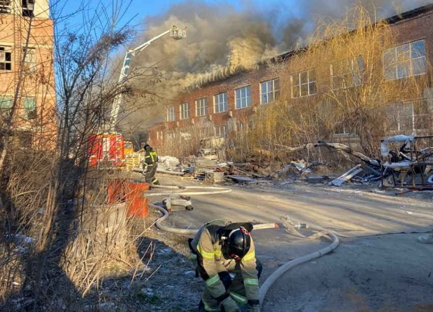 Пожар на площади 2 тысячи квадратов вспыхнул в мебельном цехе Ставрополя 