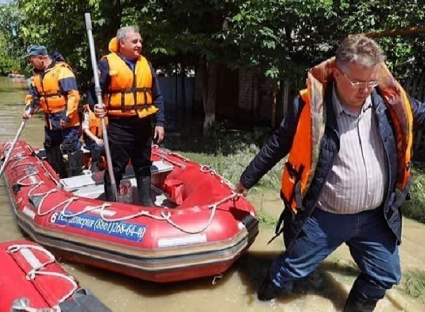 Губернатор Ставрополья Владимиров прокатил на резиновой лодке в зоне затопления главу МЧС Пучкова
