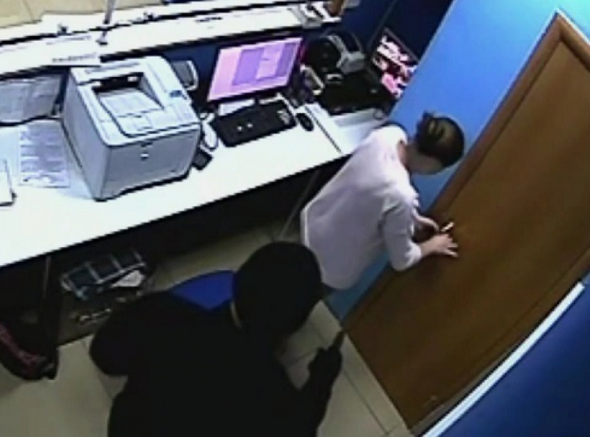 Дерзкое нападение вооруженного рецидивиста в маске на букмекерскую контору в Ставрополе попало на видео 