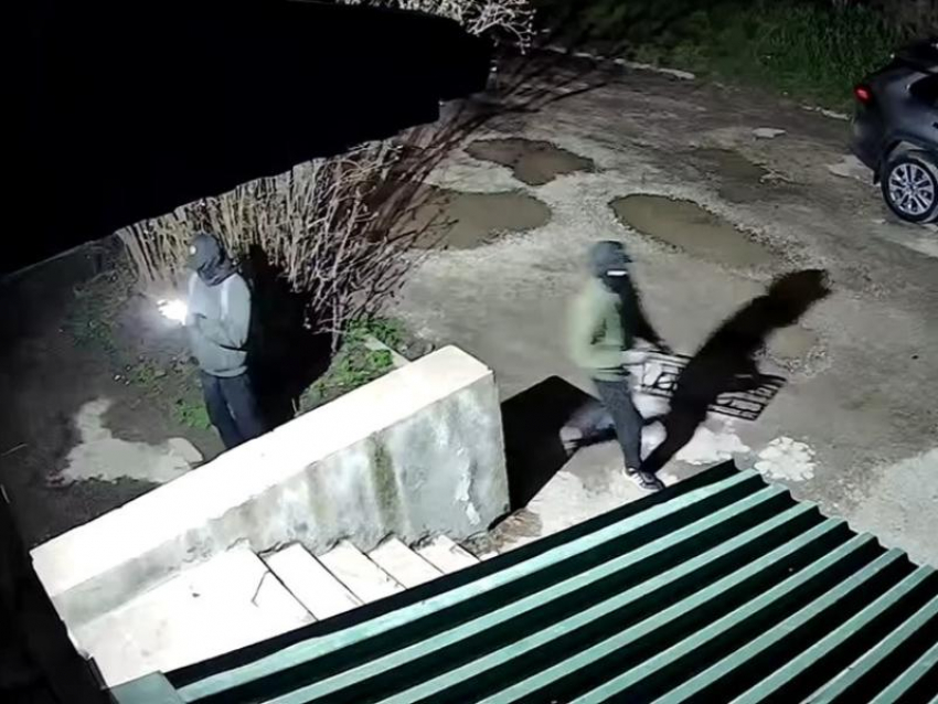 Камеры в Кисловодске засекли неизвестных за нанесением надписей с рекламой запрещенных веществ 