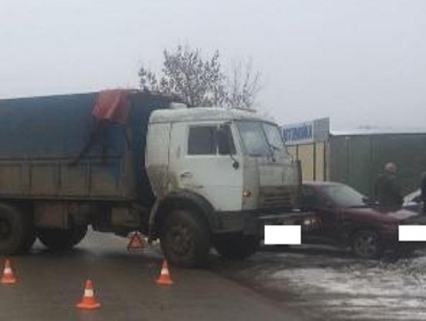 Шестилетняя пассажирка «легковушки» получила травму головы в результате столкновения с «КамАЗом» на Ставрополье 