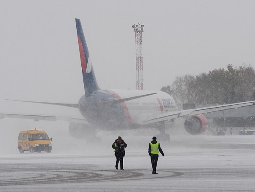 Из-за снега и тумана аэропорт Ставрополя перестал принимать самолеты 