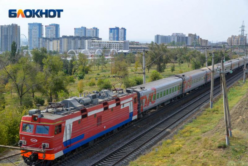 Из-за падения осколков БПЛА в Воронежской области задерживается поезд из Кисловодска в Москву