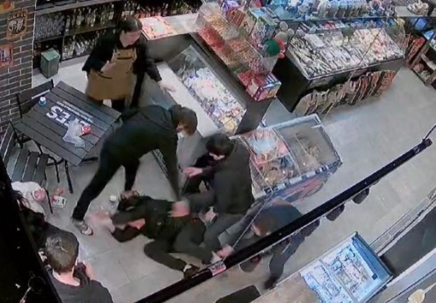«Покупателю ножом попали в подбородок»: в магазине Ставрополя произошло кровавое нападение 