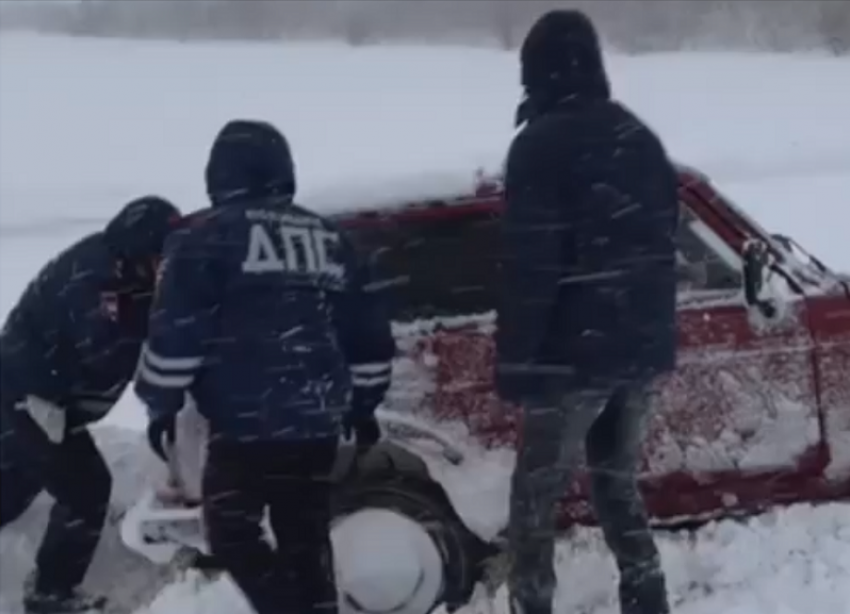 ДТП, обрыв коммуникаций, закрытие дорог и снежные ловушки: снегопад натворил на Ставрополье немало бед