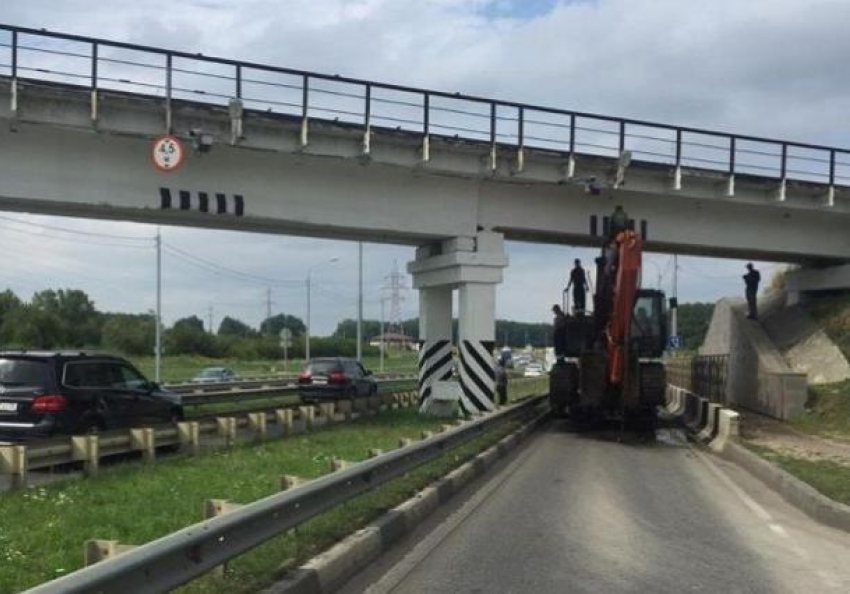 Трал с экскаватором застрял под мостом в Ставрополе 