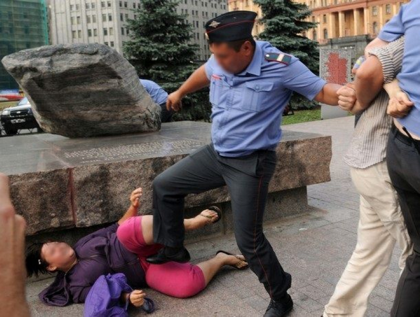 Полицейский избил женщину за то, что она пожаловалась на него в следком Ставрополья