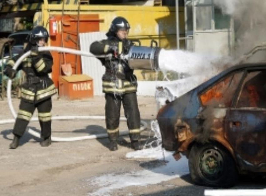 Девять сотрудников МЧС тушили загоревшуюся машину на трассе Ставрополья