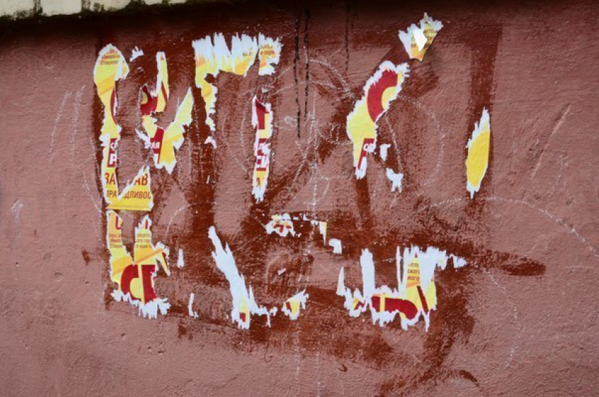 Агитационные плакаты, расклеенные на домах, возмущают жителей Минеральных вод