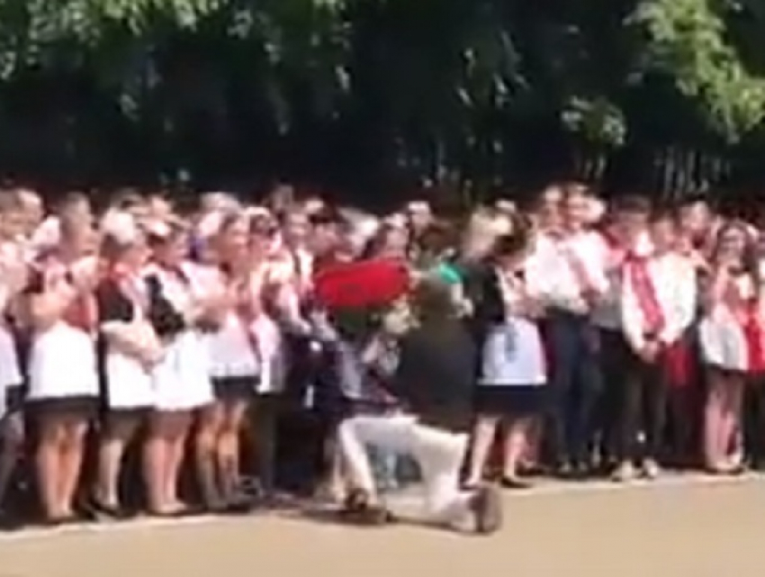 Трогательное предложение руки и сердца на последнем звонке в школе попало на видео в Ставрополе 