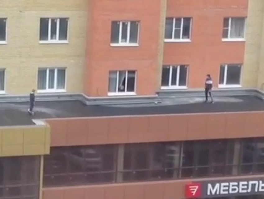 Видеокадры катания ребенка по крыше на гироскутере шокировали жителей Ставрополя