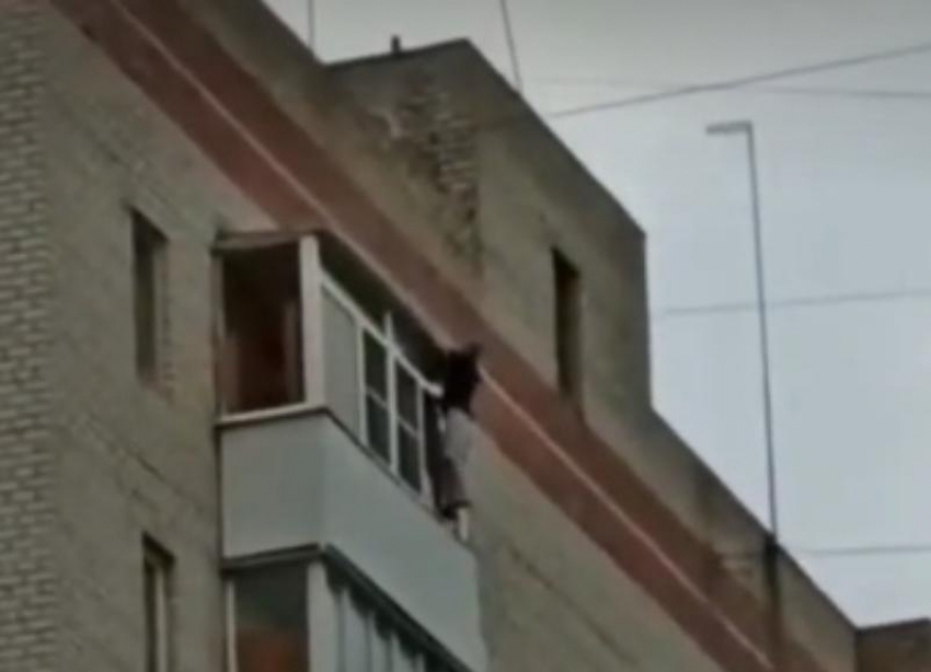 Неизвестный мужчина напугал общественность рисковыми вылазками с балкона 9-этажки в Ставрополе