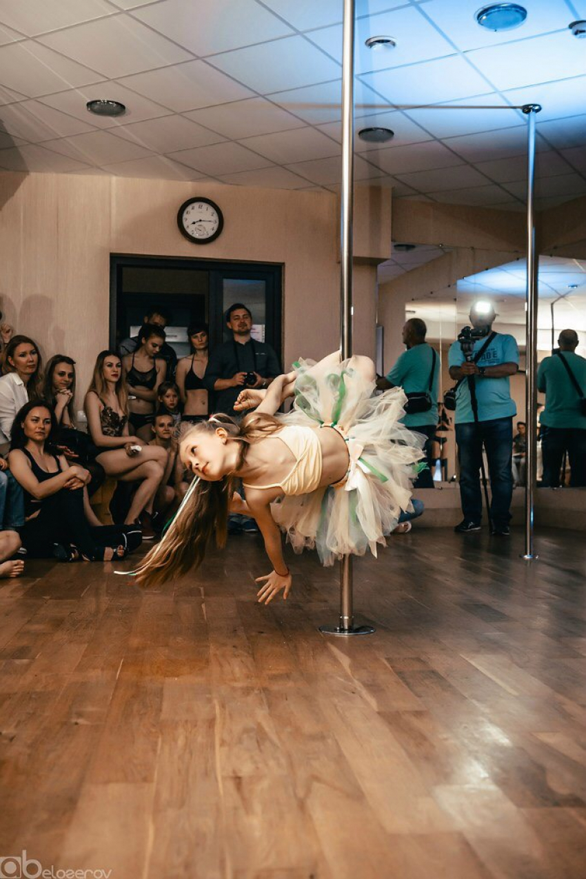 Шестилетние дети танцевали у шеста на соревнованиях в Ставрополе