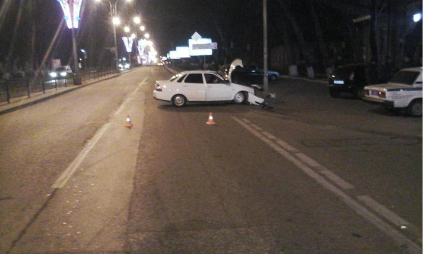 "Приора» врезалась в столб на улице Калинина в Пятигорске