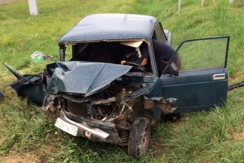 Уснувший водитель въехал в дорожные ограждения на Ставрополье