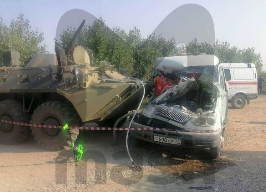 В ДТП с участием бронетранспортера на Ставрополье погибли два человека