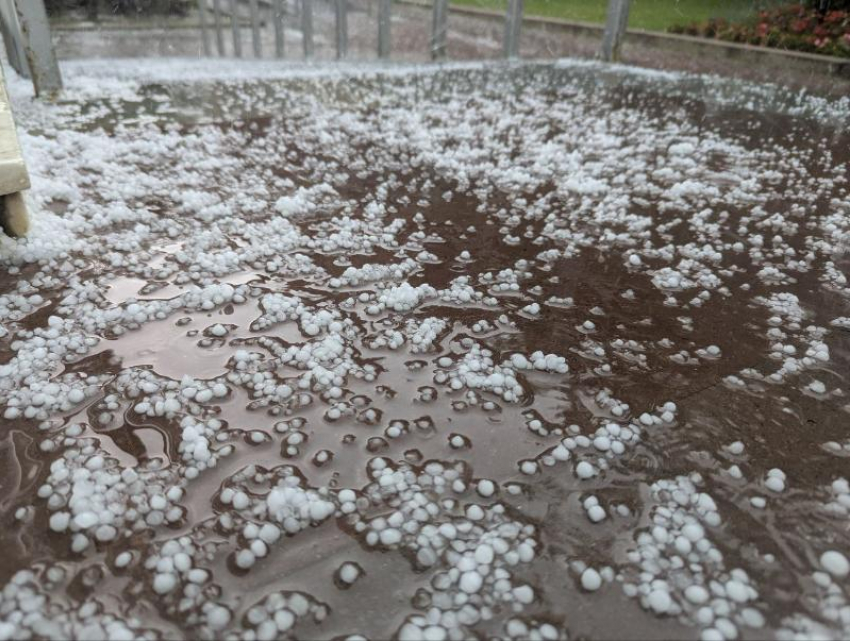 Сильный град обрушился на Ессентуки и загнал местных жителей под крыши