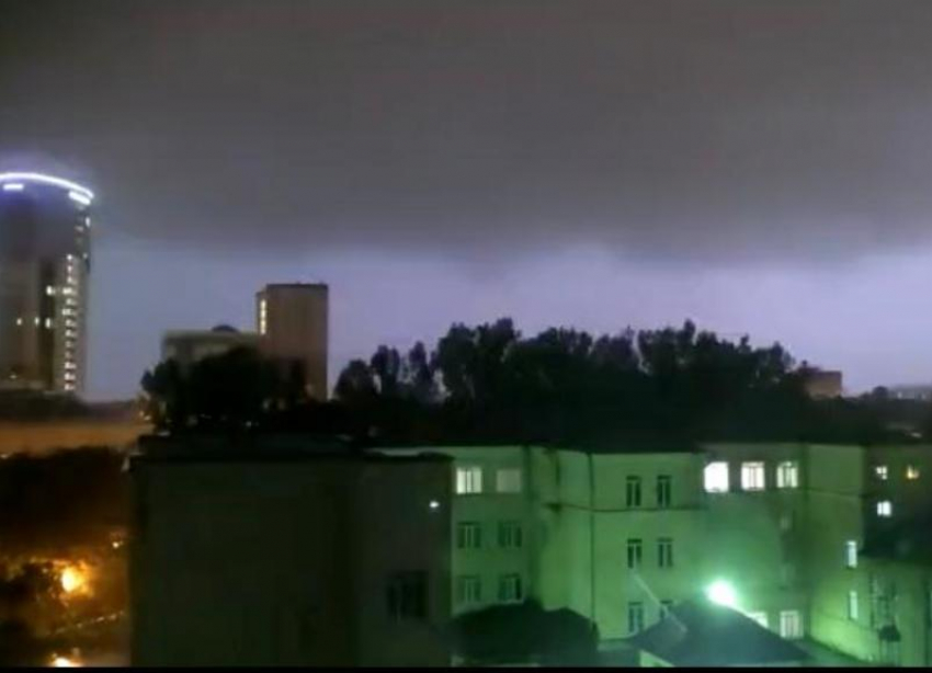 Почти 1,6 тысячи абонентов в Ставрополе остались без света из-за шторма