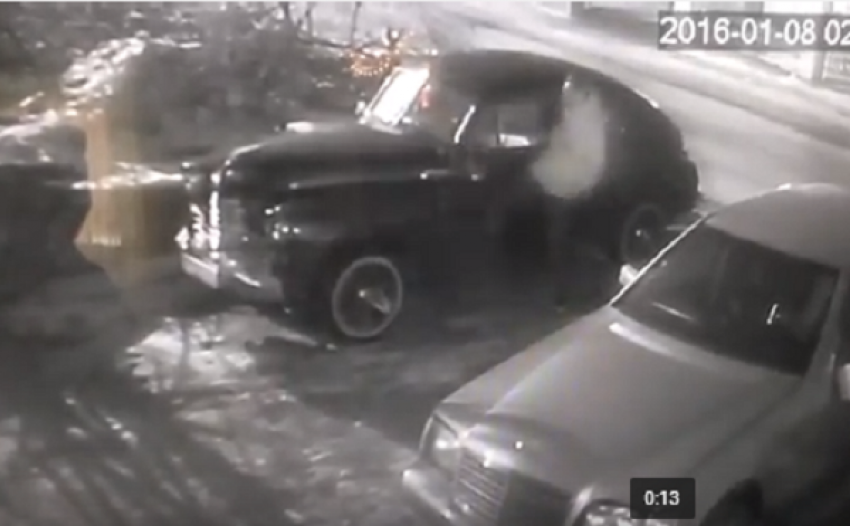 В МинВодах хулиганы разбили зеркало у припаркованного автомобиля «Победа» 