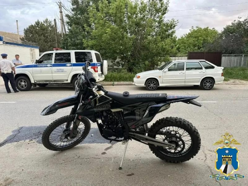 Несовершеннолетний питбайкер со Ставрополья сбил полицейского и подставил мать под статью