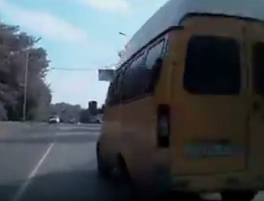Хамское поведение водителя маршрутки с попыткой вытолкнуть легковушку на «встречку» в Ставрополе попало на видео
