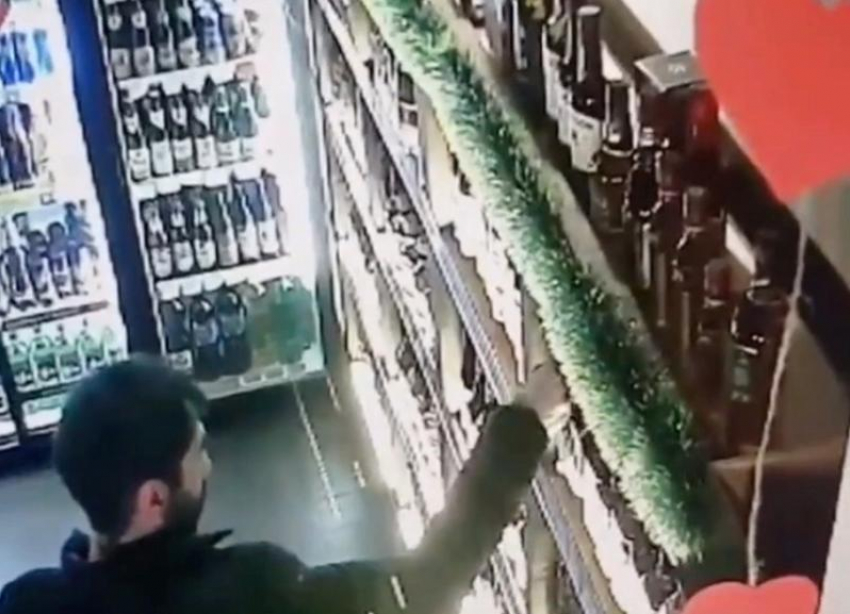 В Ставрополе любитель «халявного» алкоголя попал на камеру видеонаблюдения 