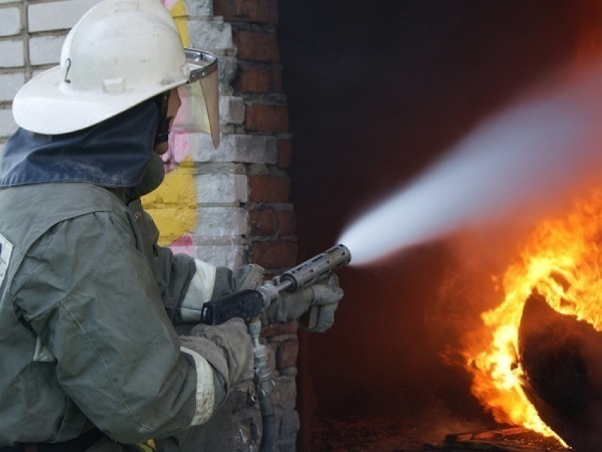 Заброшенный дом горел в центре Ставрополя