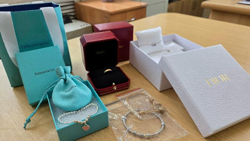 Жительнице Ставрополья не дали пощеголять дома в ювелирке от Cartier, Dior и Tiffany&Co