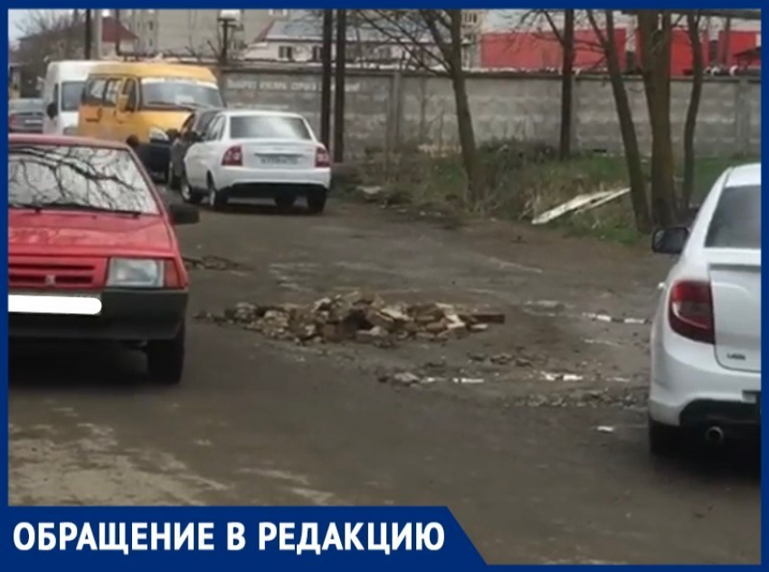 Заваленный кирпичами Юго-Западный проезд возмутил ставропольца