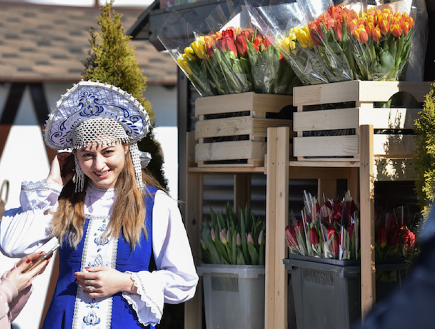 Владимиров поздравил ставропольских женщин с весной и вручил цветы