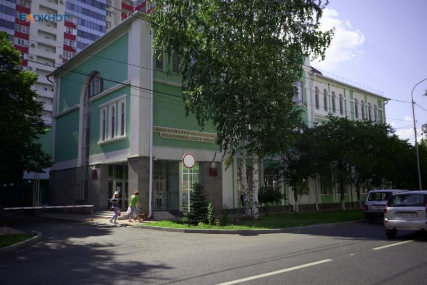 На зданиях ставропольских школ появится 49 муралов с портретами героев России 