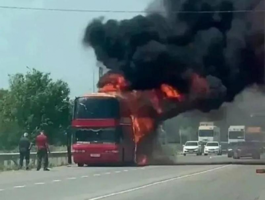 Двухэтажный рейсовый автобус «Москва — Ставрополь» загорелся на трассе в Ростовской области 
