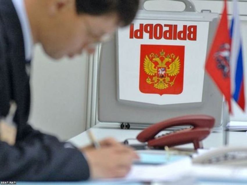 У кандидата в депутаты Госдумы и журналистов на избирательном участке отобрали документы