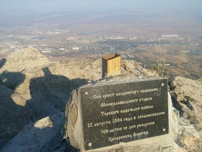 Вандалы спилили крест, установленный казаками на вершине горы в МинВодах