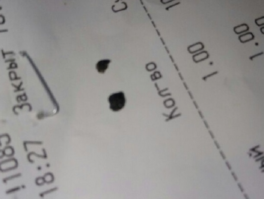 Маленькие черные камни обнаружила в купленных роллах жительница Пятигорска