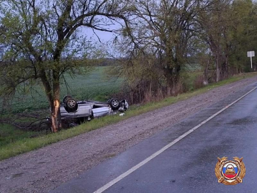 В опрокинутом во время аварии автомобиле погиб 21-летний юноша на Ставрополье