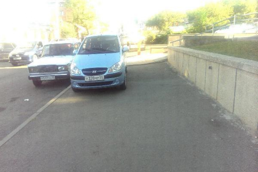 Паркуюсь как хочу: водитель иномарки оставил авто на тротуаре в Ставрополе