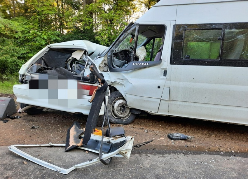 Водитель легковушки погибла в столкновении с микроавтобусом на Ставрополье