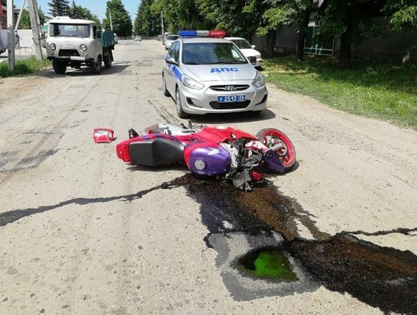 Мотоциклист без прав влетел в яму и чуть не погиб на Ставрополье