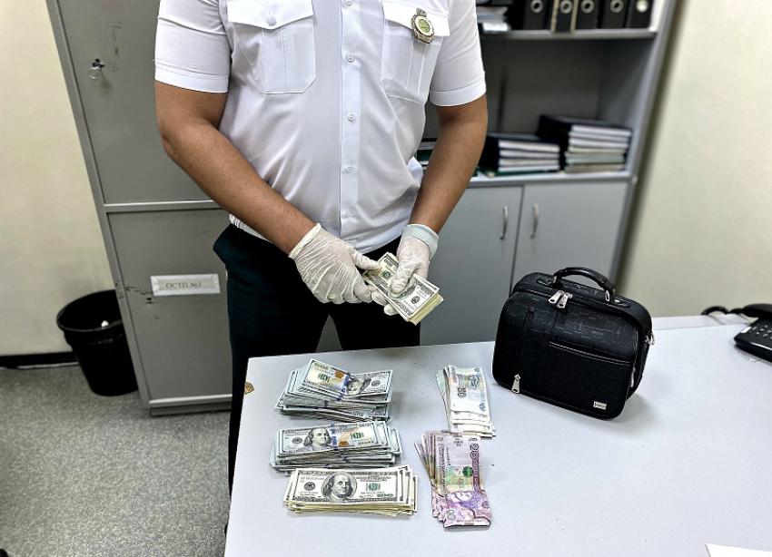 Валютных контрабандистов задержали таможенники в аэропорту Минвод