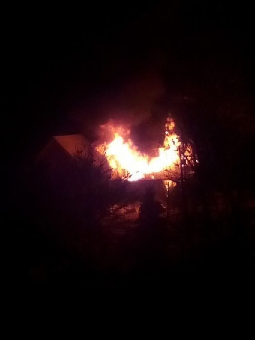 Ночью в северо-западном районе Ставрополя горел гараж