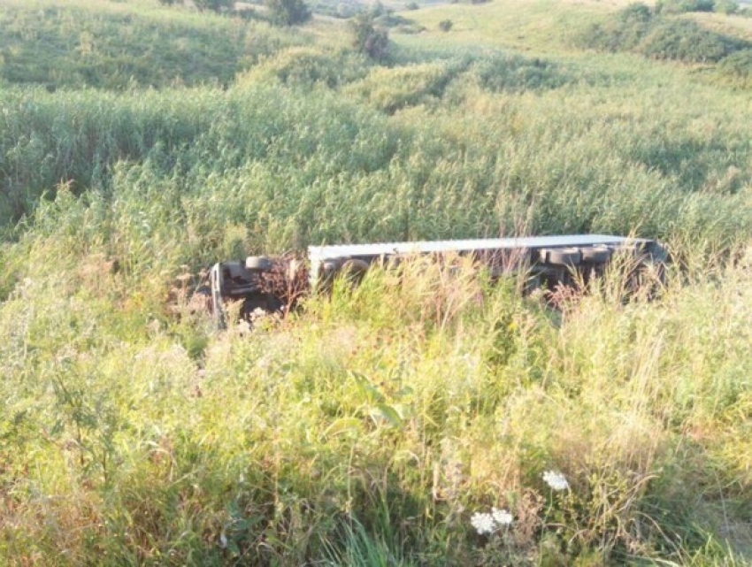 Грузовик на огромной скорости «зацепил» обочину и перевернулся на Ставрополье - водитель попал в больницу