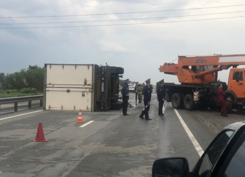 Из-за перевернувшихся грузовиков в районе Курсавки образовался километровый затор