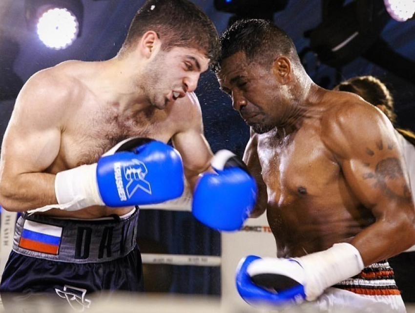 Боксер-профессионал из Пятигорска уверенно разобрался с чернокожим бойцом из Танзании 